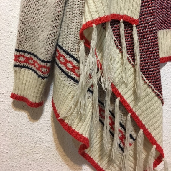 Fringe asymmetrical sweater ✨ - Picture 4 of 7